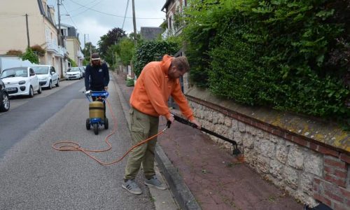 LA MAIRIE A VOTRE SERVICE : désherbage des trottoirs par nos services