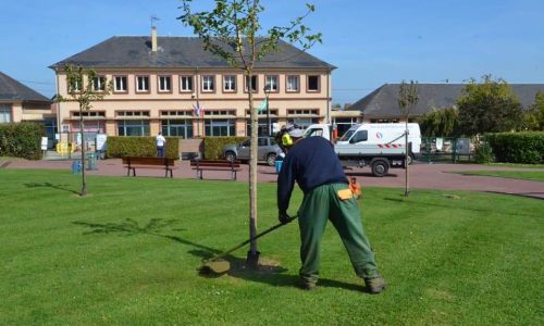 LA MAIRIE A VOTRE SERVICE : grosse intervention au jardin public en vue de la rentrée scolaire de nos enfants