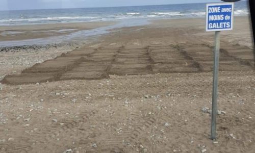 PLAGE : fin du traçage des chemins d’accès à l’eau (déblayage des cailloux)