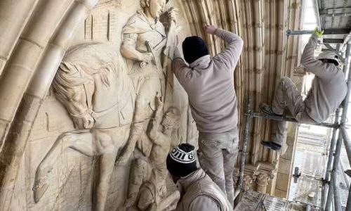 EGLISE : point de situation du chantier. Bas-relief de Martin et du mendiant. Les compagnons à pied d’œuvre