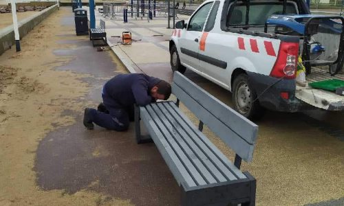 LA MAIRIE A VOTRE SERVICE : les bancs retirés sur la digue le temps de l’installation des équipements sportifs ont été refixés !