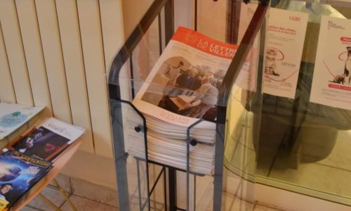 COMMUNICATION : la Mairie a installé 10 porte-revues dans Villers pour que vous puissiez récupérer les publications de la Ville