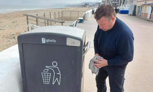 PROPRETÉ : remise en place des corbeilles compacteuses