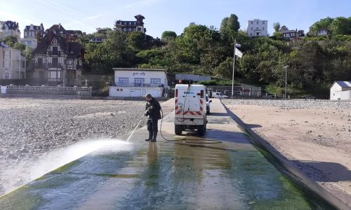 PLAGE : nettoyage des épis pour les sorties bateaux du PNVB