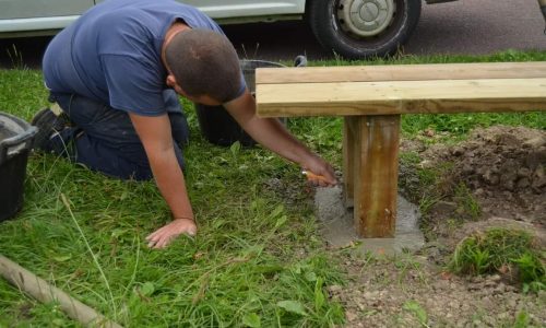 MARAIS : installation de 2 nouveaux bancs le long du sentier de la promenade du marais