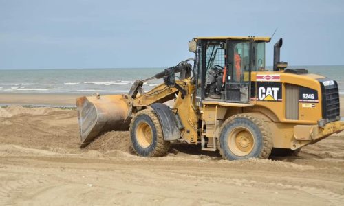 PLAGE : rehaussement du niveau du sable pour que la plage ait une surface bien plane