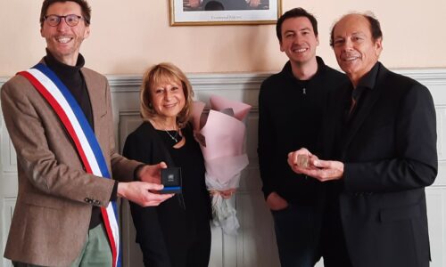 La médaille de la ville remise au donateur du crane de Tarbosaure